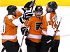 Hrái Philadelphie slaví. Zleva: Jakub Voráek, Claude Giroux a Scott Hartnell 