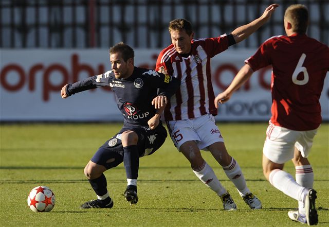 Zleva Luká Kubá ze Slovácka a Jan Boil a Pavel Kadeábek z FK Viktoria ikov