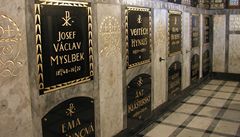V krypt pod Slavínem jsou uloeny ostatky nejvýznamnjích osobností eské kultury a vdy 19. a 20. století, napíklad Alfonse Muchy, Emy Destinnové, Frantika Kiíka nebo Rafaela Kubelíka.