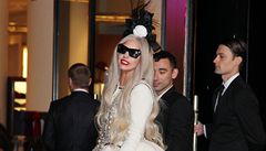 Slavnostní otevení obchodu Lady Gaga probhlo v pondlí. Výstední performerka pila v bílých atech. Celý koncept pipomíná pohádku Karlík a továrna na okoládu.