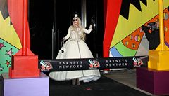 Záivé barvy, divoké tvary, píery a kivky. To je nový obchod Lady Gaga v New Yorku.