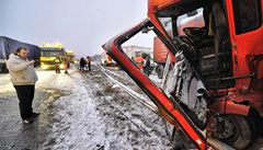 Dálnici D1 brzy ráno zcela zablokovala hromadná nehoda. Srazilo se tu pt nákladních a jedno osobní auto. 