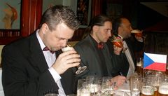 Degustáto�i První pivní extraligy b�hem hodnocení jednotlivých vzork� piv.