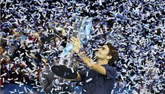výcarský tenista Roger Federer slaví vítzství na Turnaji mistr v Londýn