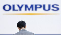 Japonec před prodejnou Olympusu 