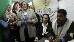 Egyptské ženy čekají ve volební místnosti 