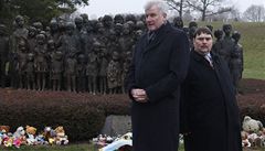 Bavorský premiér Horst Seehofer (vlevo) a europoslanec a bývalý předseda sudetoněmeckého landsmanšaftu Bernd Posselt navštívili také památník připomínající vyhlazení Lidic v roce 1942