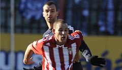 Jií Böhm (vpedu) z FK Viktoria ikov a Tomá Koút ze Slovácka