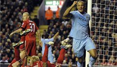 Vincent Kompany se raduje z gólu v síti Liverpoolu