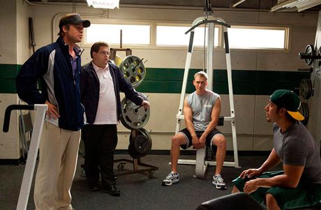 Nesourodá dvojka. Billy Beane (Brad Pitt) a Peter Brand (Jonah Hill, druhý zleva) zasvcují hráe do svých kouzel. 