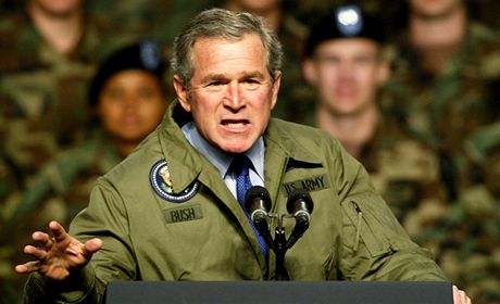 Válku v Iráku zahájil George W. Bush před osmi lety. Na snímku prezident promlouvá k vojákům na základně Fort Hood v Texasu v lednu 2003.