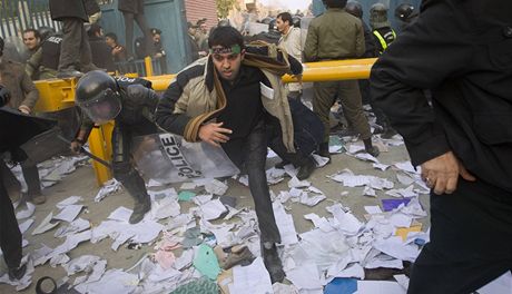 Írántí demonstranti se dostali do objektu britské ambasády a ádali její uzavení.