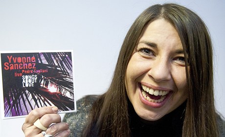 Jazzová zpvaka Yvonne Sanchezová pedstavila v Praze své nové koncertní album Songs About Love, které natoila letos v íjnu v Praze spolen s brazilským kytaristou Pedrem Taglianim. 