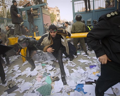 Írántí demonstranti se dostali do objektu britské ambasády a ádali její uzavení.