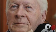 Zden�k Miler s postavi�kou krte�ka