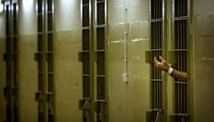 Nechvaln� proslulá v�znice Abú Ghrajb se stala symbolem. Fotky poni�ovaných v�z�� oblet�ly sv�t.