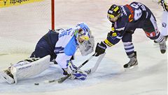 Michal Bulí� (vpravo) z Liberce a branká� Adam Svoboda z Plzn�