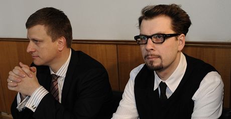 Obvodní soud pro Prahu 7 poslal 6. prosince výtvarníka a lena skupiny Ztohoven David Brudáka (vpravo na archivním snímku z 16. dubna 2008), tvoícího pod jménem Roman Týc, na msíc do vzení. Nezaplatil dívjí pokutu za výmnu skel u semafor. Vlevo j