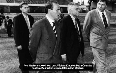 Petr Mach ve spolenosti Václava Klause a Petra ermáka po dokonení rekonstrukce letenského stadionu