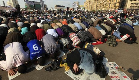 Hromadná modlitba na námstí Tahrír