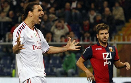Fotbalista AC Milán Zlatan Ibrahimovi slaví gól do sít Janova 