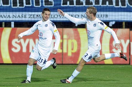 1. FC Slovácko - FK Mladá Boleslav, hrái Slovácka Ladislav Voleák (vlevo) a Vlastimil Daníek se radují z jediného a vítzného.