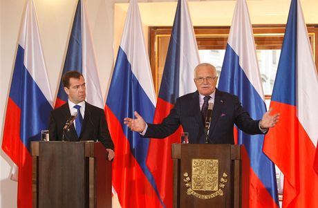 Ruský a eský prezident na tiskové konferenci.
