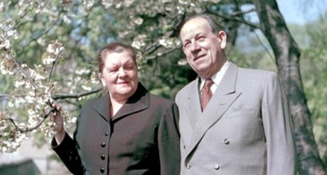 Marie Zápotocká s manelem Antonínem v zahradách Praského hradu, jaro 1954 