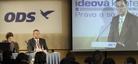 Pedseda ODS a premir Petr Neas (vpravo na projekci) vystoupil 3. prosince v st nad Labem se na ideov konferenci obanskch demokrat nazvan Prvo a solidarita. 