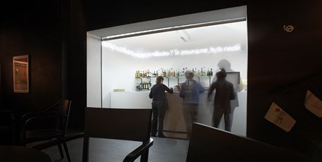 Bar, bílý ostrov uvnit erného foyer.