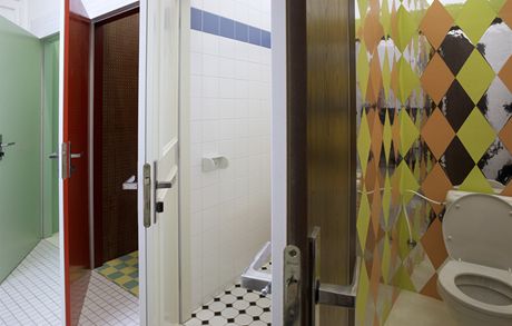 Vtipn vyladn toalety, sta pout individuln vybran obkladaky nebo samolepic flii.