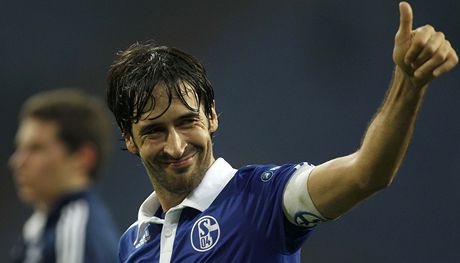 Legendární panlský fotbalista ve slubách Schalke 04 Raúl