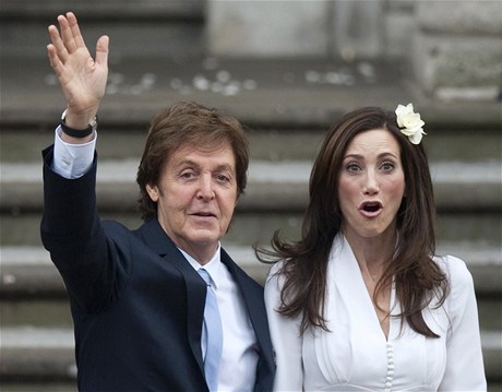 Paul McCartney se svou novou manelkou Nancy Shevellovou na snímku z letoního íjna 