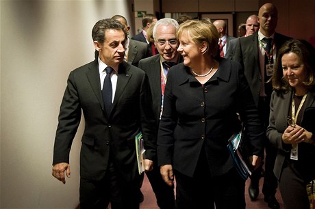 Nicolas Sarkozy a Angela Merkelová bhem noního jednání na summitu Evropské unie