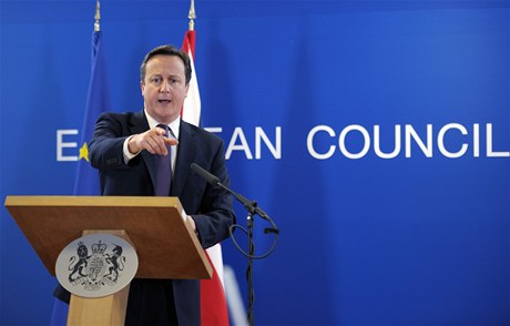 Britský premiér David Cameron vysvtluje britské rozhodnutí nepipojit se k dohod o záchran eura. Summitu Evropské unie 8. prosince 2011.