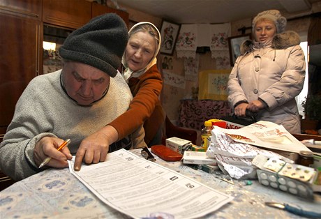 Volika ukazuje na kolonku Jednotného Ruska. "Copak to nevidí? Tady je Putin!"