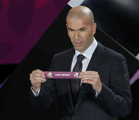 Legendární francouzský fotbalista Zinedine Zidane vylosoval eské reprezentaci pívtivou skupinu A