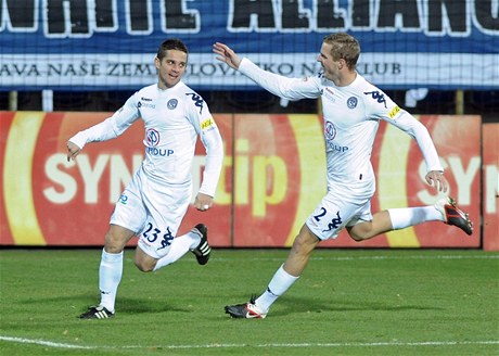 1. FC Slovácko - FK Mladá Boleslav, hrái Slovácka Ladislav Voleák (vlevo) a Vlastimil Daníek se radují z jediného a vítzného.