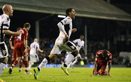 Fotbalista Fulhamu Clint Dempsey slaví vstelení gólu do sít Liverpoolu