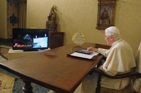 Pape pouívá iPad.