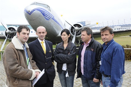 lenové výkonné rady eského sdruení dopravních pilot (CZALPA) mluví Filip Gaspar (vlevo), prezident CZALPA Petr molík (druhý zleva), Ivana Kazimírová, Michal Filip a Drahomír Blaek.
