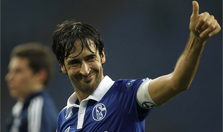 Legendární panlský fotbalista ve slubách Schalke 04 Raúl