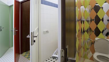 Vtipně vyladěné toalety, stačí použít individuálně vybrané obkladačky nebo samolepicí fólii.