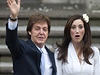 Paul McCartney se svou novou manelkou Nancy Shevellovou na snímku z letoního íjna 