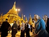 Clintová veer navtívila Zlatou pagodu v Rangúnu.