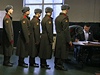 Moskevtí vojáci stojí ve front ve volební místnosti.