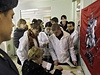 Volit chodí i mladí. Stoupenci dua Putin & Medvedv sdruení v hnutí Nai vhodí hlasovací lístek se zvlátním nasazením.