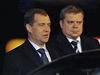 Ruský prezident Dmitrij Medvedv (uprosted) piletl na ruzyské letit v Praze.