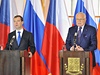 Dmitrij Medvedv a Václav Klaus na tiskové konferenci v Praze. 