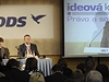 Pedseda ODS a premir Petr Neas (vpravo na projekci) vystoupil 3. prosince v st nad Labem se na ideov konferenci obanskch demokrat nazvan Prvo a solidarita. 